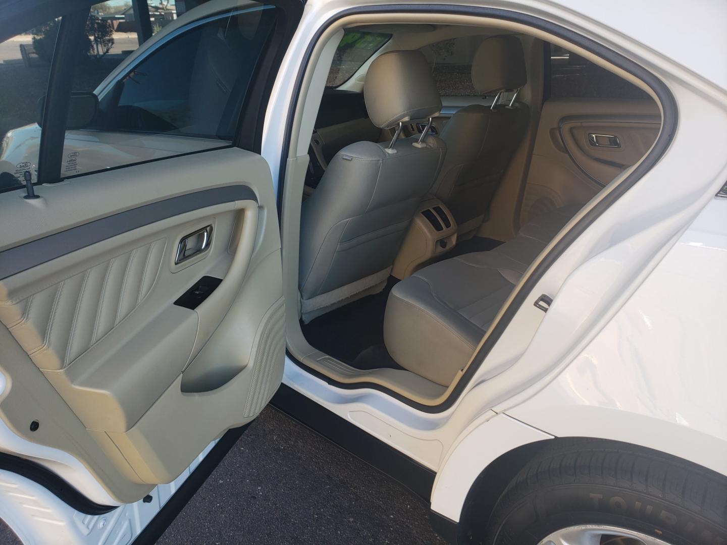 2018 WHITE /Tan and black Ford Taurus SE FWD (1FAHP2D83JG) with an 3.5L V6 DOHC 24V engine, 6A transmission, located at 323 E Dunlap Ave., Phoenix, AZ, 85020, (602) 331-9000, 33.567677, -112.069000 - Photo#10